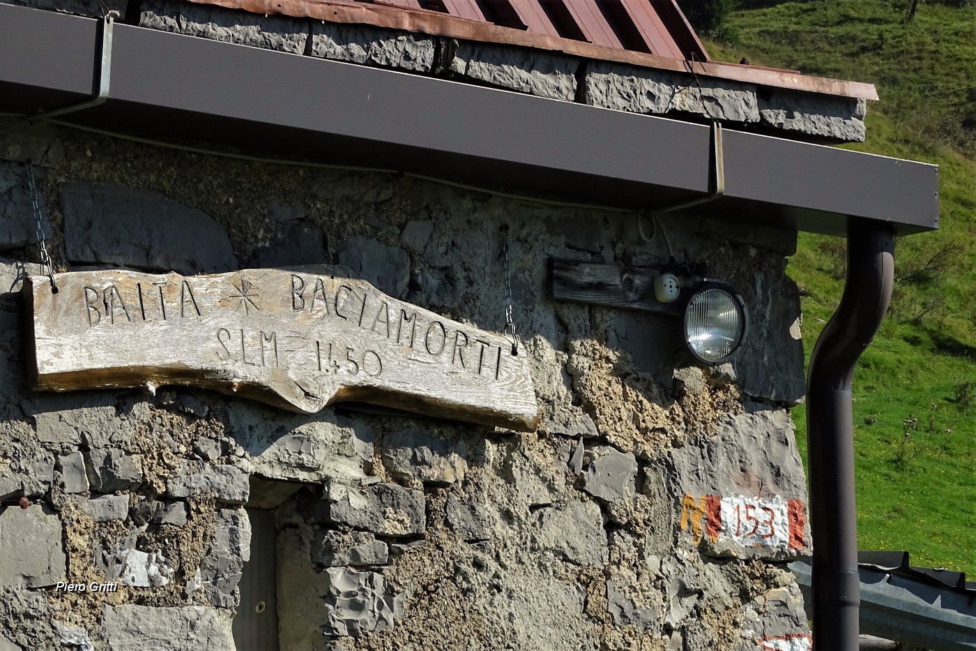 23 Baita Baciamorti sul sent. 153.JPG